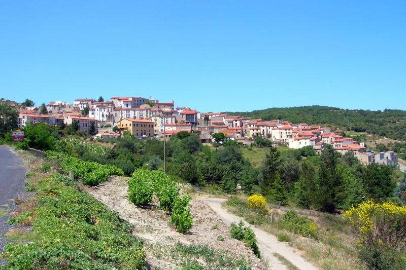 Vue générale de la commune de Bélesta dans les Pyrénées-Orientales.