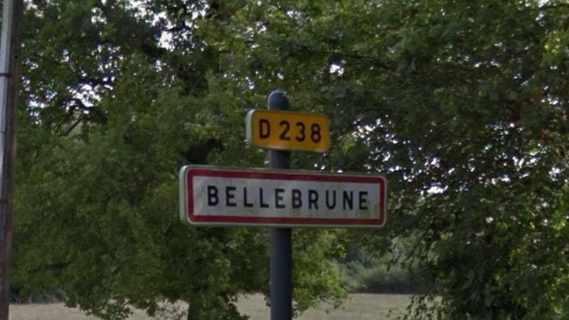 Panneau d'entrée du village de Bellebrune, dans le département du Pas-de-Calais en région Hauts-de-France, France.