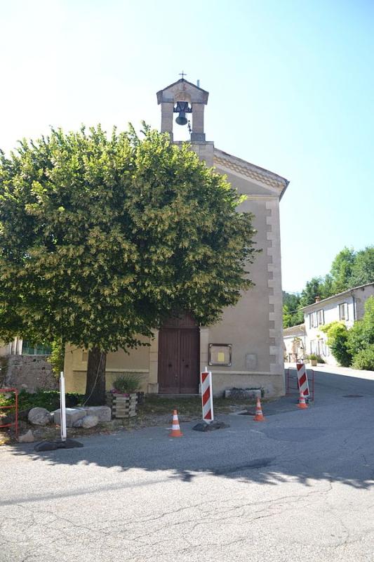 L' église de Bellegarde en Diois et tilleul, dans le département de la Drôme.