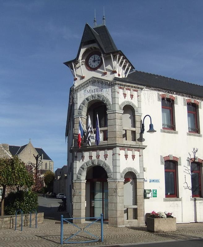 La mairie de Belz (église Saint-Saturnin à l'arrière-plan), dans le département du Morbihan.