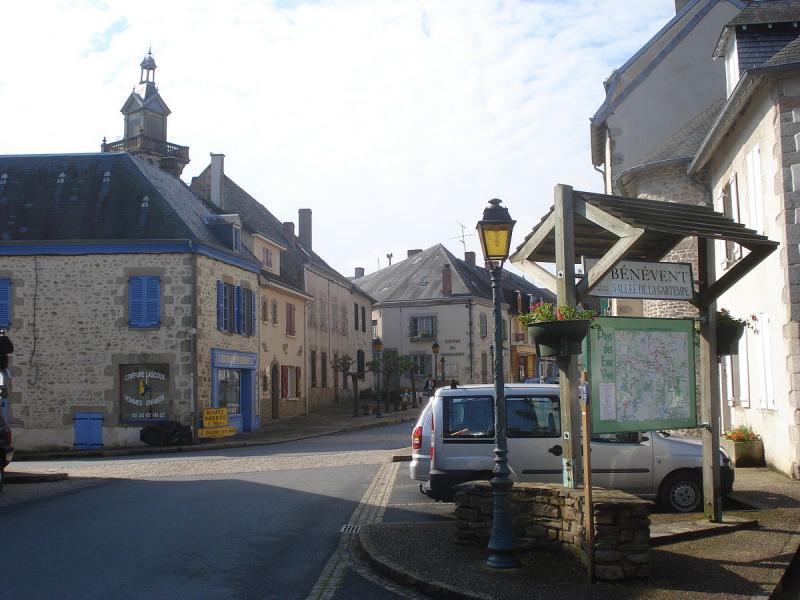  Bénévent-l'Abbaye, place centrale avec panneau d'information.