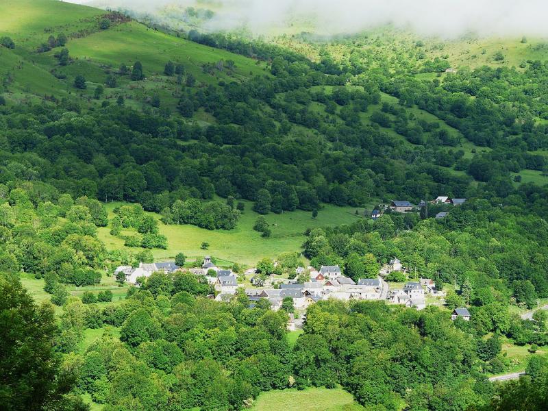 Les villages de Benque-Dessous et Benque-Dessus vus depuis Saccourvielle.