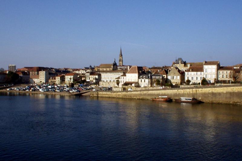 Photo de Bergerac au bord de la Dordogne, en région Nouvelle-Aquitaine. 