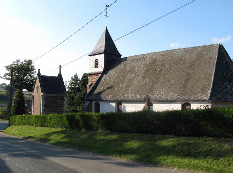 L'église, entourée de son cimetière, est au pied de l'ancien château fort.
