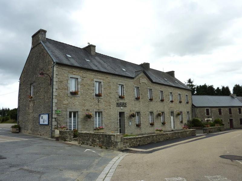 La mairie de Berrien (ancienne école des garçons), dans le département du Finistère en région Bretagne, France