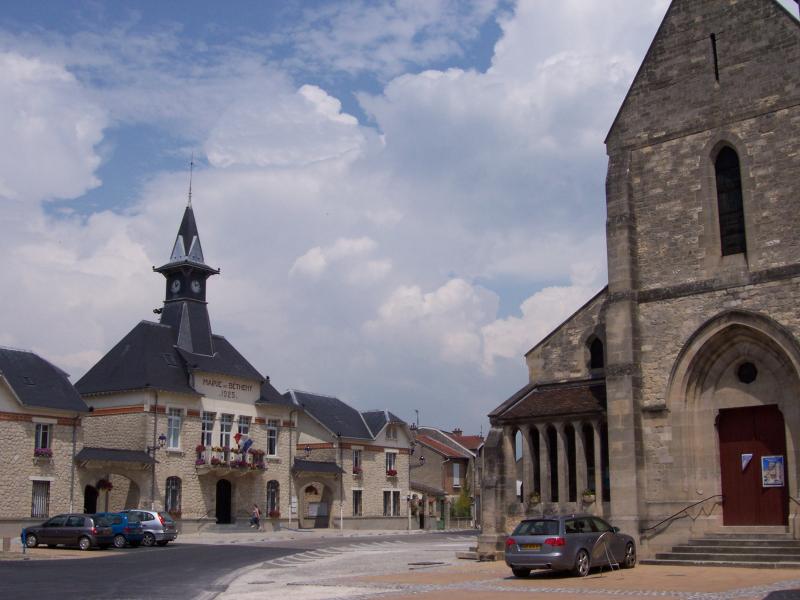 Photo de l'église et la mairie de Bétheny, en région Grand-Est.