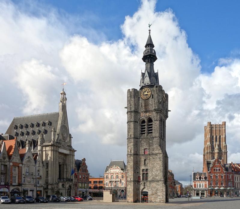 Photo de l'hôtel de ville, le beffroi, l'église Saint-Vaast à Béthune, en région Hauts-de-France. 