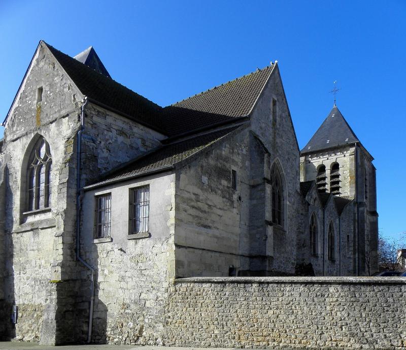 Chevet, sacristie et flanc nord de l'église de Betz, dans le département de l'oise .