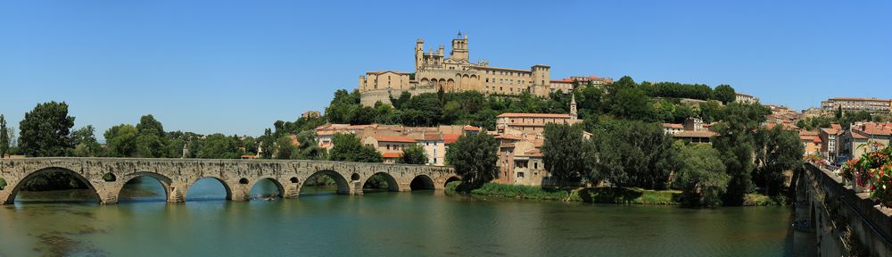 Vue de la cathédrale de béziers et du vieux pont sur l'Orb.