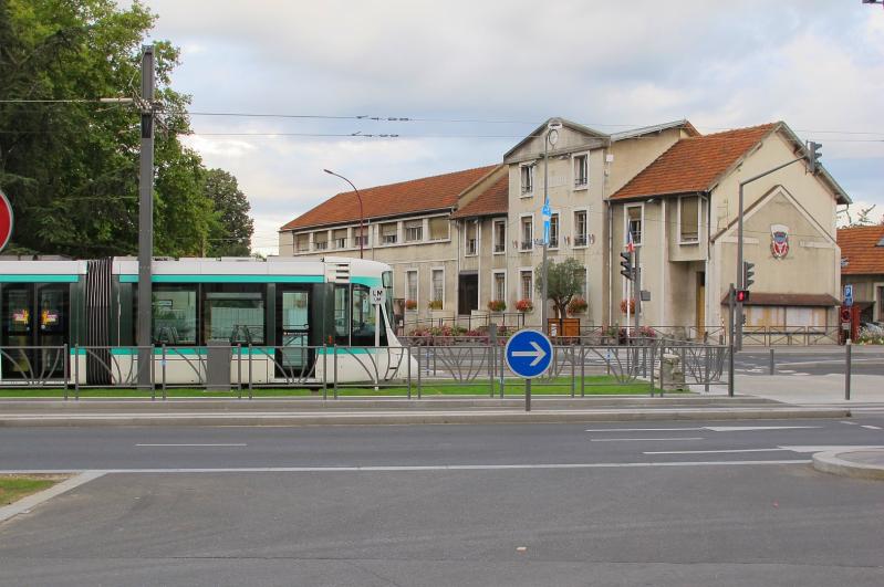 Une rame du tramway T2 devant l'ancien hôtel de ville de Bezons