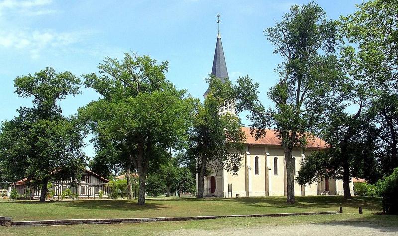 Église Saint-Michel et la Maison de l'airial de Bias, dans le département français des Landes.