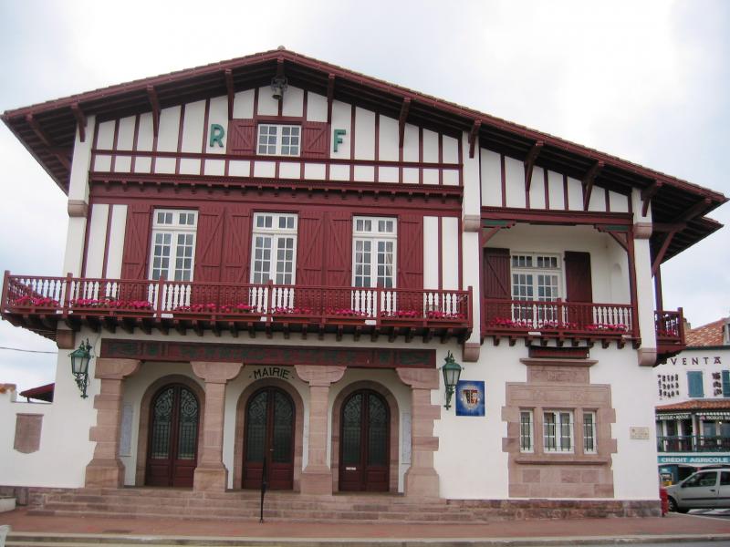 Photo de l'hôtel de ville de Bidart, en région Nouvelle-Aquitaine.