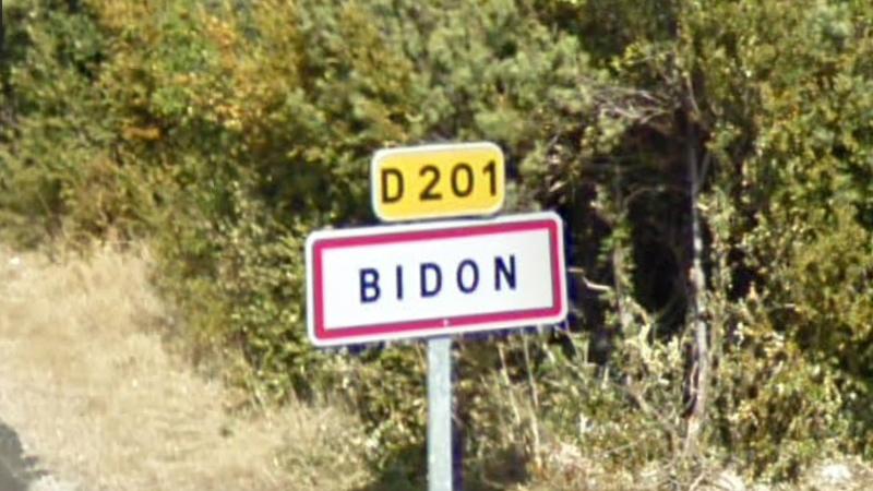 Panneau d'entrée du village de Bidon, dans le département de l'Ardèche en région Auvergne-Rhône-Alpes, France.
