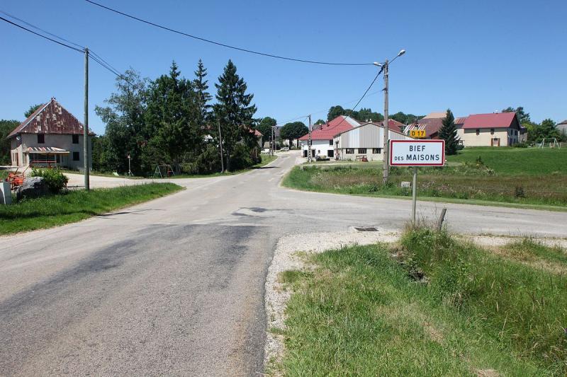  Entrée du village de Bief-des-Maisons, dans le département du Jura.