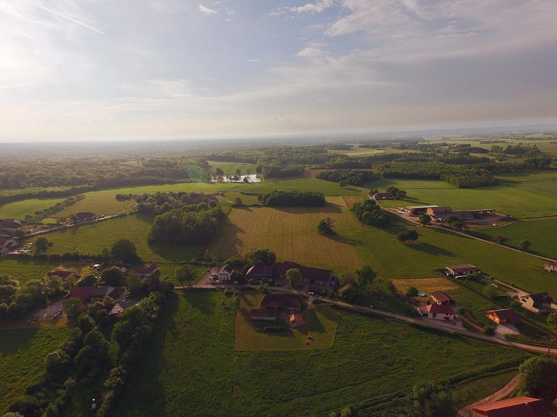 Vue aérienne de Biefmorin, dans le département du Jura.