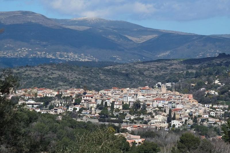 Vue du village de Biot depuis le chemin de l’Orangerie d’Antibes, dans le département des Alpes-Maritimes.
