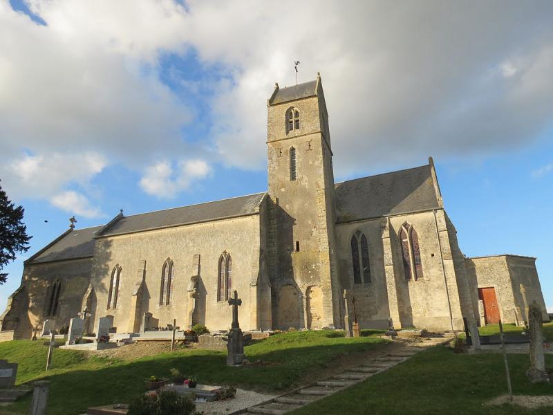 Vue du sud de l'église de Blay, dans le département du Calvados. 