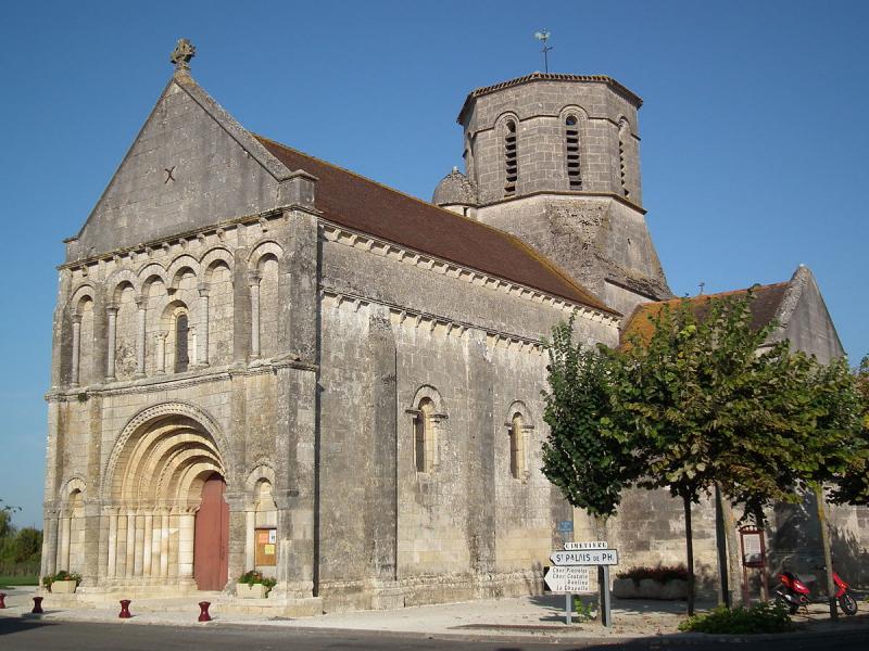 L'église romane de la commune de Bois, dans le département de la Charente-Maritime.