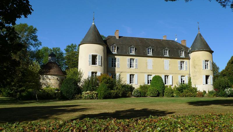 Château de Lichy à Bona, dans le département de la Nièvre .
