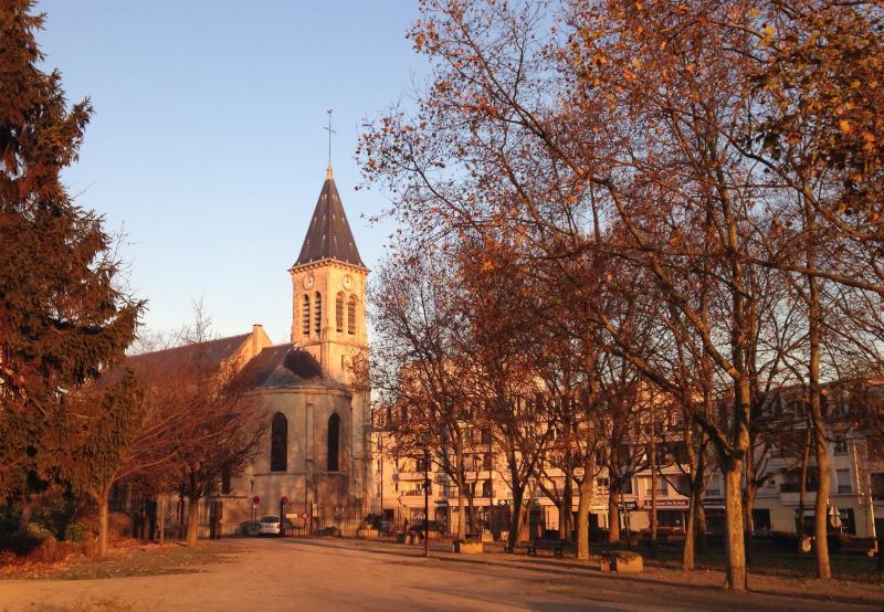 L'église de Bondy (93) vue depuis le square de l'Hôtel de Ville.