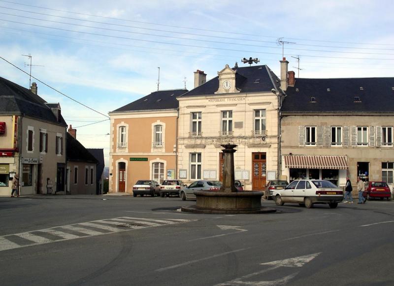  La mairie sur la place de Bonnat, dans le département de la Creuse.