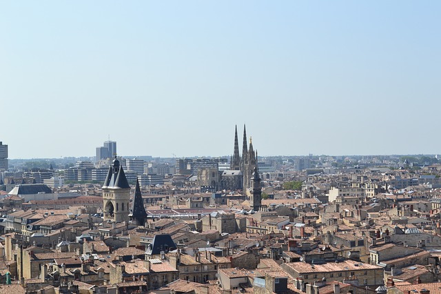 Vue de la ville de Bordeaux avec au centre l’église Saint-Louis.