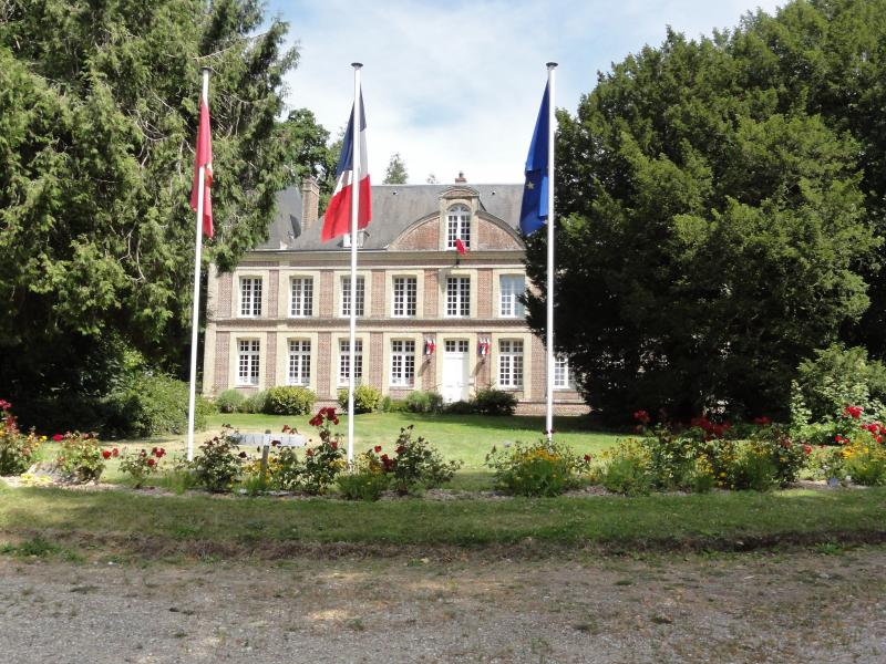 Mairie et groupe scolaire.