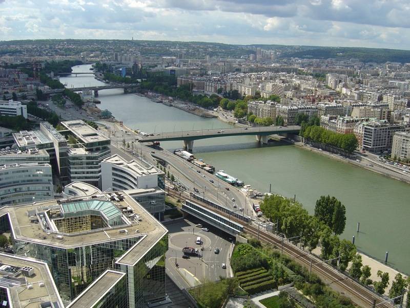 La Seine entre Paris (à gauche) et Boulogne-Billancourt (à droite). - Au premier plan, le Pont du Garigliano, au second plan le Pont Aval et le pont du fond est le Pont d'Issy. Sur la rive gauche le Quai d'Issy-les-Moulineaux, sur la rive droite le Quai Louis-Blériot, le Quai Saint-Exupéry et le Quai du Point du Jour. L’immeuble aux façades de verre du premier plan est celui de la Banque Populaie Rives de Paris, l'immeuble au plan rectangulaire situé derrière est celui de France Televisions.
