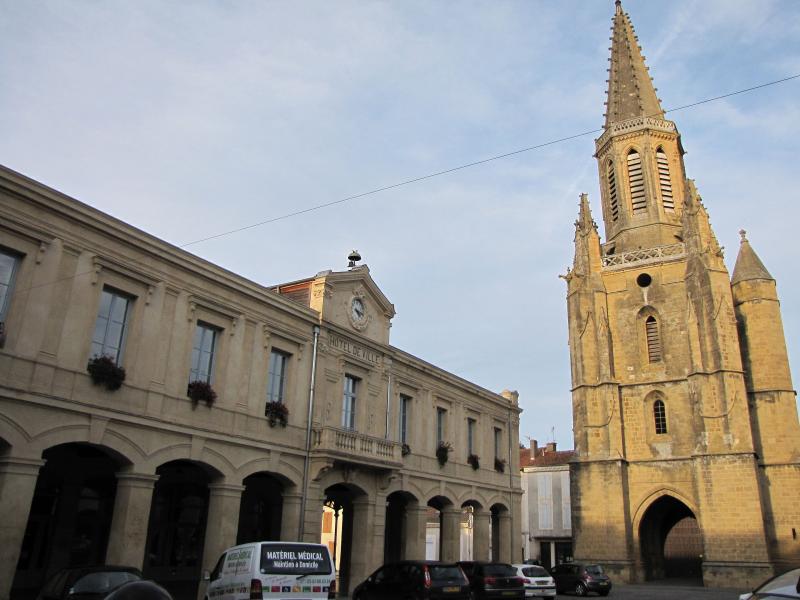 Mairie et église.