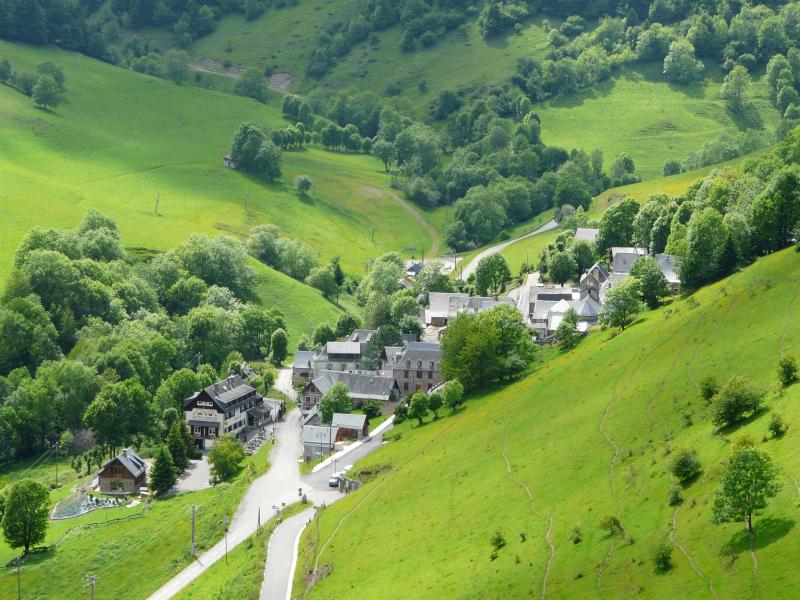 Le village de Bourg-d'Oueil vu depuis le nord-est, Haute-Garonne, France.