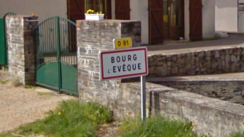 Panneau d'entrée du village de Bourg-l'Évêque, dans le département de Maine-et-Loire en région Pays de la Loire, France.
