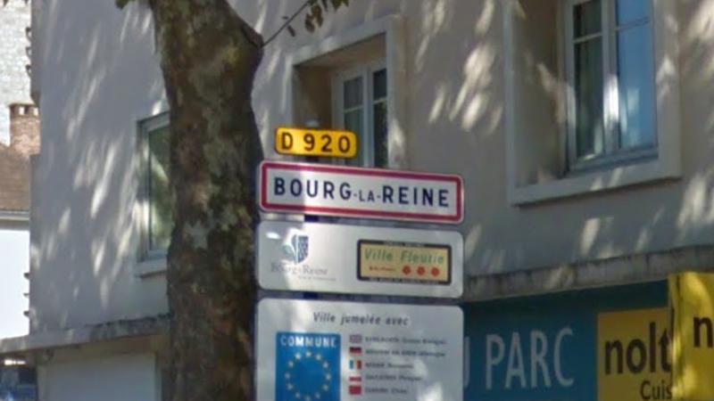 Panneau d'entrée du village de Bourg-la-Reine, dans le département des Hauts-de-Seine en région Île-de-France, France.