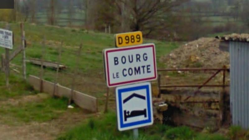 Panneau d'entrée du village de Bourg-le-Comte, dans le département de la Saône-et-Loire en région Bourgogne-Franche-Comté., France.
