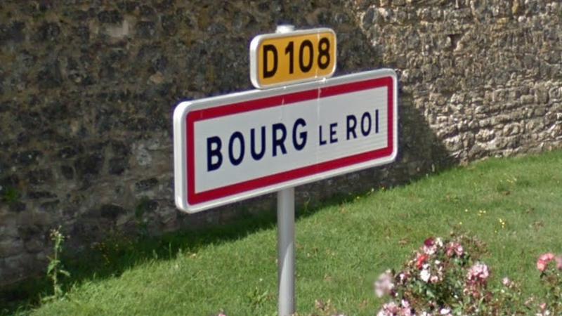 Panneau d'entrée du village de Bourg-le-Roi, dans le département de la Sarthe en région Pays de la Loire, France.