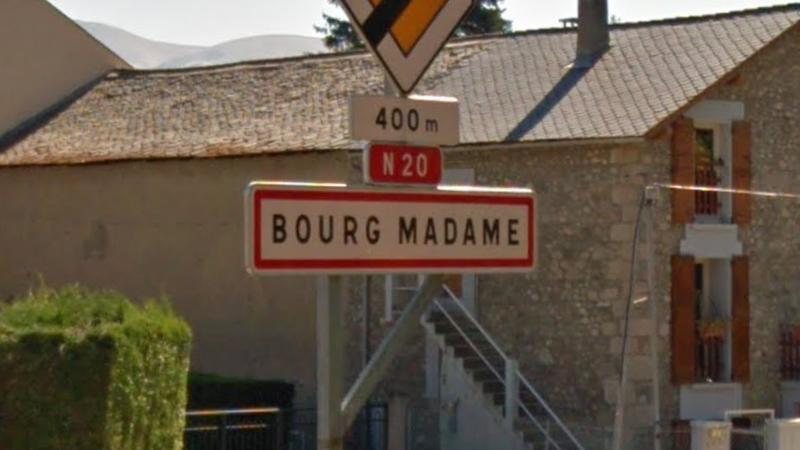 Panneau d'entrée du village de Bourg-Madame, dans le département des Pyrénées-Orientales en région Occitanie, France.
