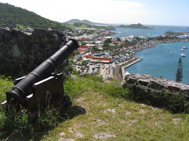 Photo du canon du fort Louis dominant Marigot et sa baie, à Saint-Martin, en région Île-de-France.