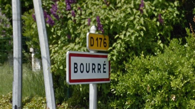 Panneau d'entrée du village de Bourré, dans le département de Loir-et-Cher en région Centre-Val de Loire, France.