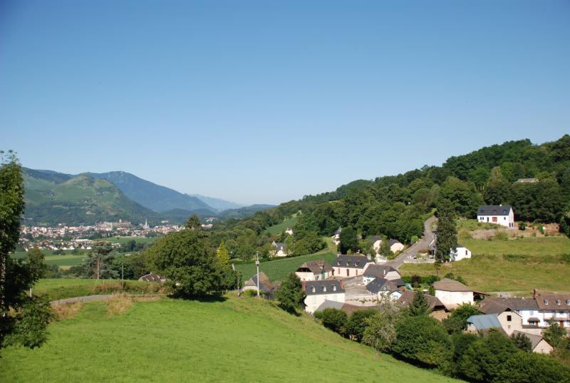 Bourréac avec vue sur la ville de Lourdes, dans le département des Hautes-Pyrénées.
