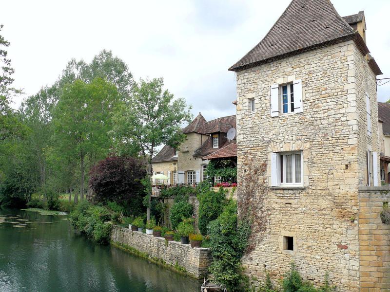 Le Céou arrose le village de Bouzic, dans le département de la Dordogne.