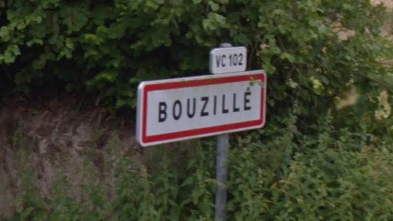 Panneau d'entrée du village de Bouzillé, dans le département de Maine-et-Loire en région Pays de la Loire, France.