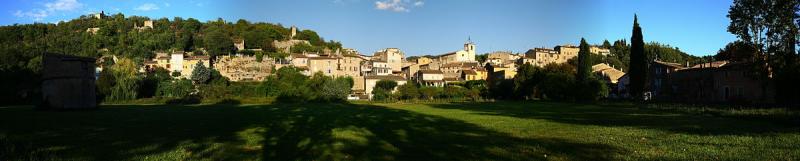 Vue générale de la commune de Bras, dans le département du Var.