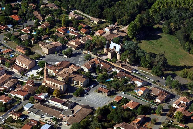 Vue aérienne de Brax, de son église et de son château, dans le département de la Haute-Garonne.