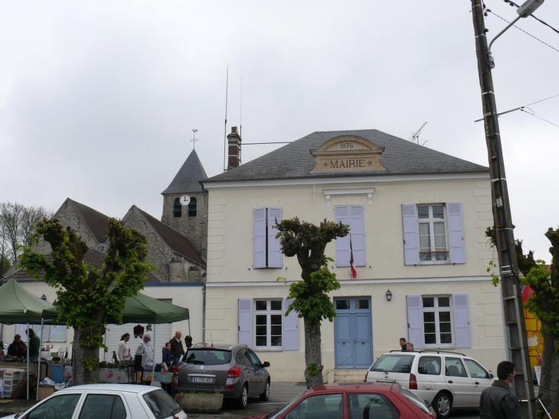  La mairie et l'église Saint-Pierre de Brégy, dans le département de l'Oise.