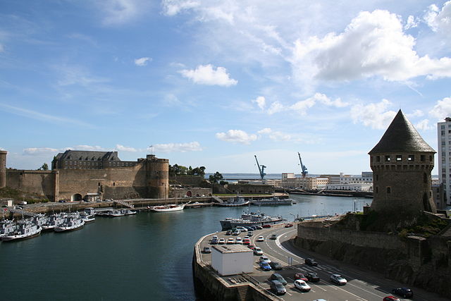 Au premier plan, la Tour Tanguy; sur l'autre rive de la Penfeld, le Château de Brest.