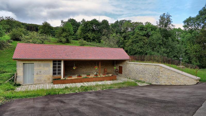 Le lavoir-abreuvoir deLa Bretenière, dans le département du Doubs.