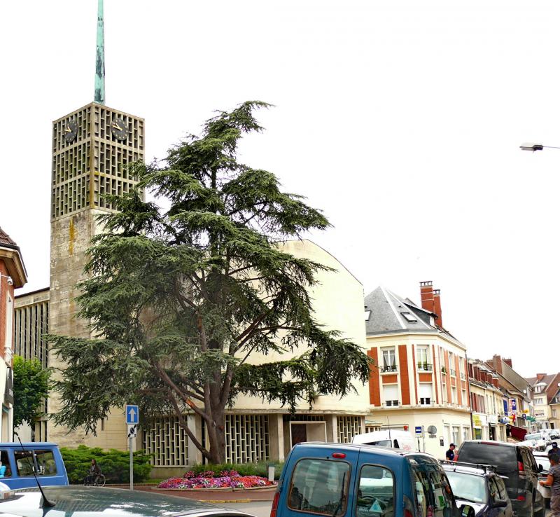 L'église paroissiale et la rue principale.