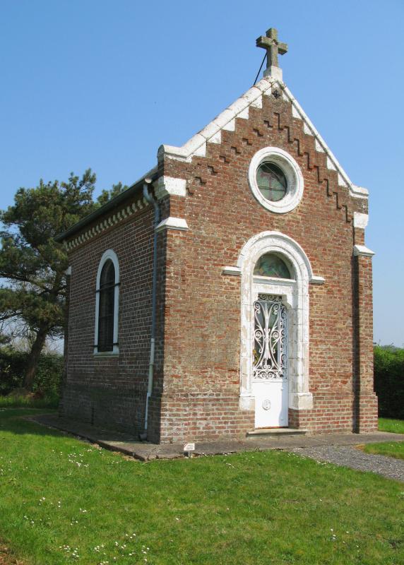Chapelle voisine du cimetière (sortie du village, en direction de Cavillon). à Briquemesnil-Floxicourt, dans le département de la Somme.