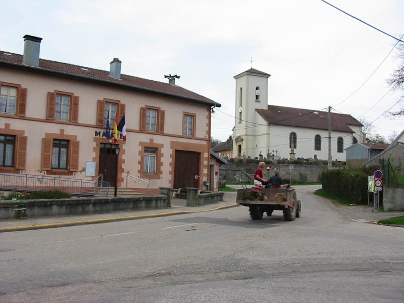 Mairie et église de la commune de Brû, dans le département des Vosges.