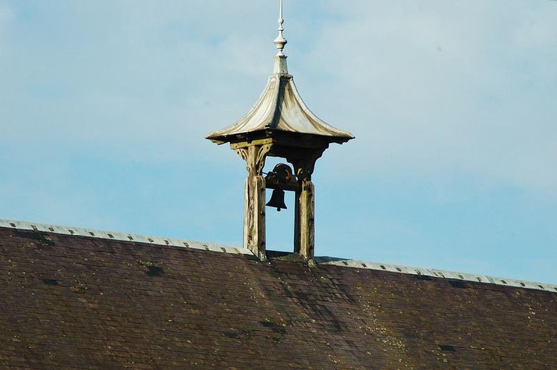 Cloche de l'ancienne école communale à Brucamps, dans le département de la Somme.