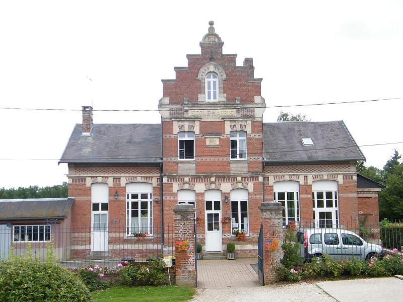  Mairie-école de Bussy-lès-Poix, dans le département de la Somme.